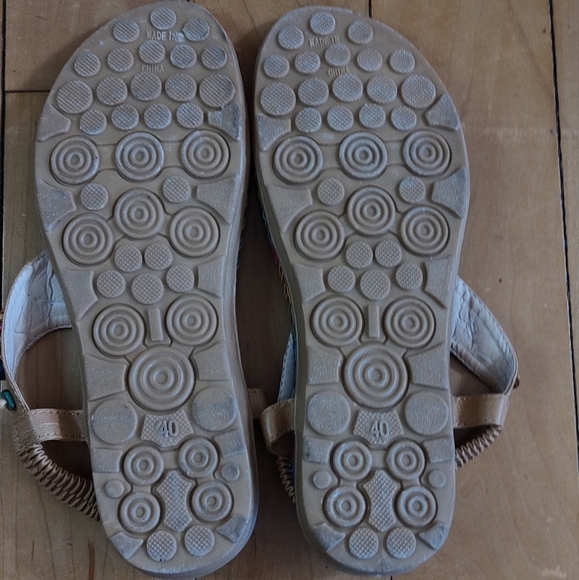 Women's Tan Wooden Beaded Thong Sandals - Picture 8 of 8